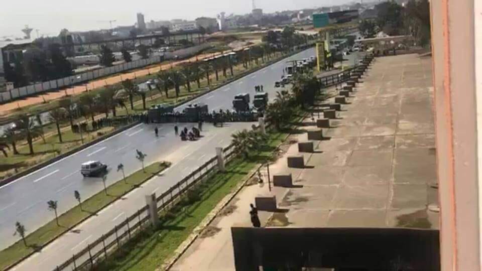Riot police cut off the highway near the Banu neighborhood to prevent Bab al-Zu'air students from going to the center of the capital