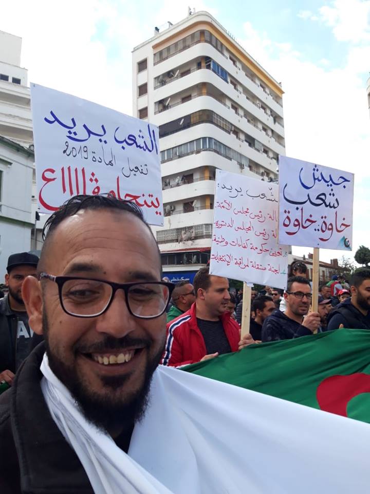 Constantine : la foule exprime son attachement à l'ANP djeich chaab khawa khawa
