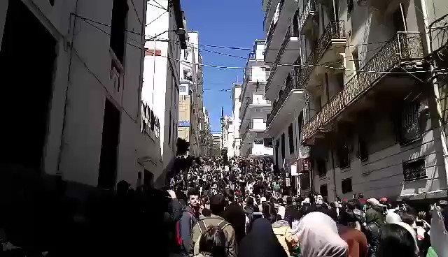 Alger: Rue Pasteur La police utilise le canon à eau pour disperser les étudiants   