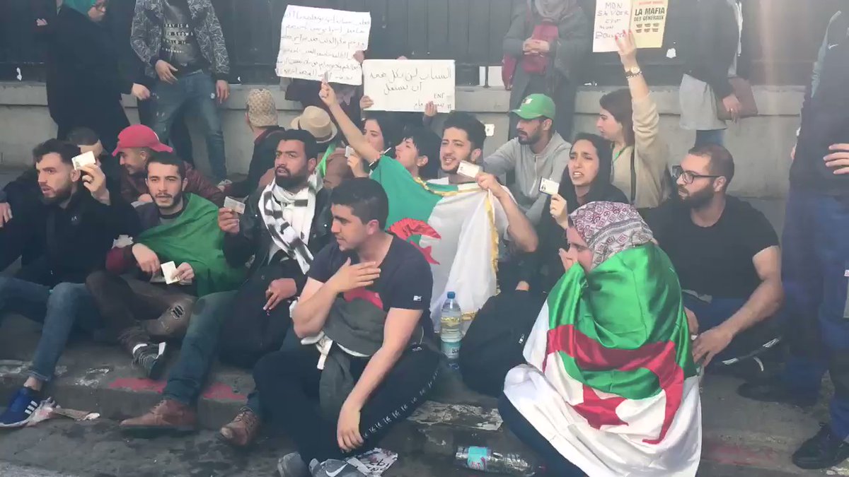 Alger: Police use tear gas at Pasteur Street