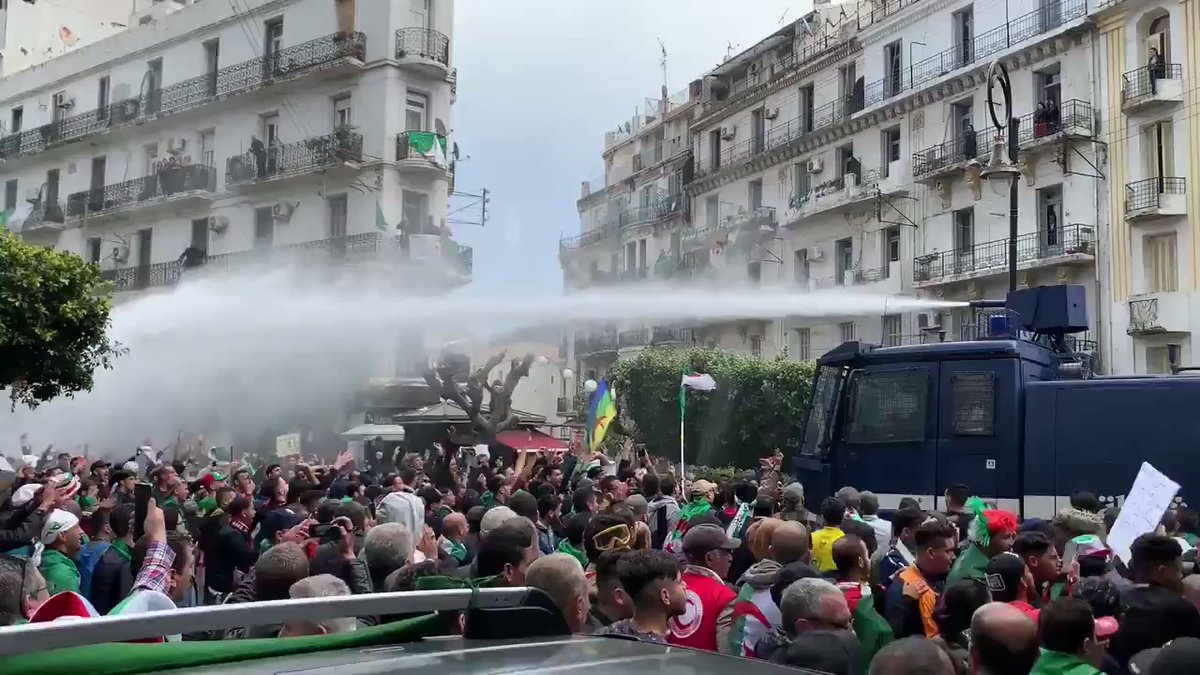 Algeria: In Algiers, the police block the protesters with vehicles and use the water cannon to disperse, while they are demonstrating to demand the change of regime embodied by the acting president Bensalah. Video: @khaleddrareni