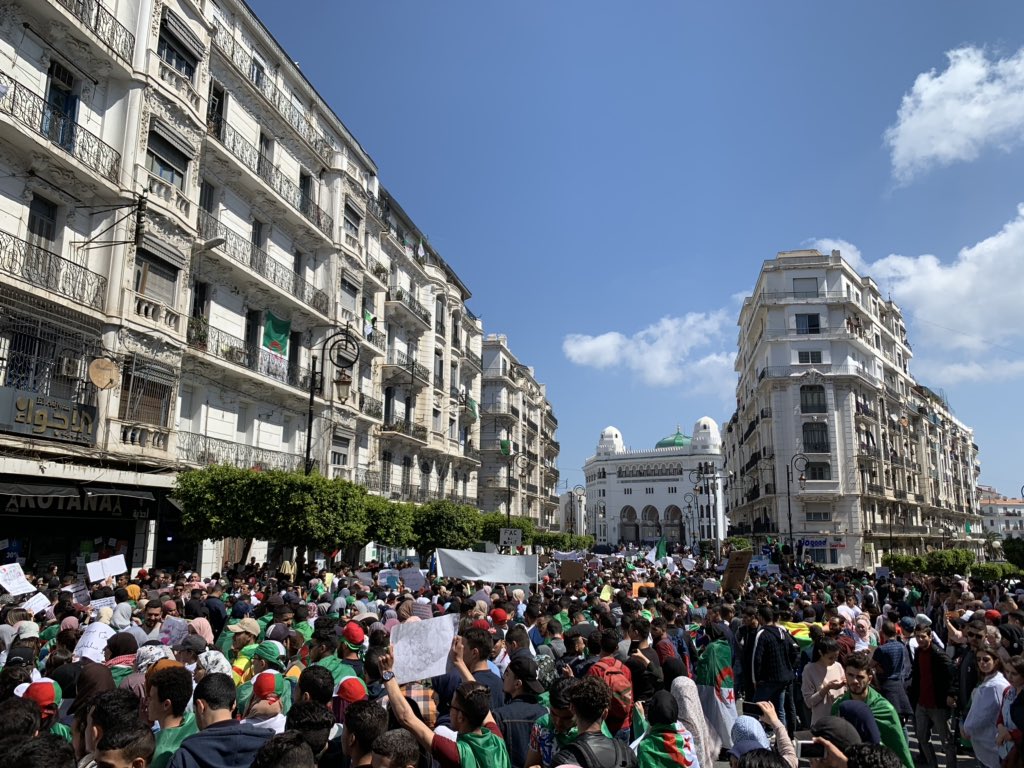 11h25 Une partie de la rue Didouche Mourad entièrement occupée par les étudiants  Alger   