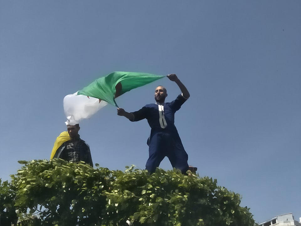 Alger, 13e vendredi à 10h50 : la foule de manifestants continue de grossir à la grande poste 