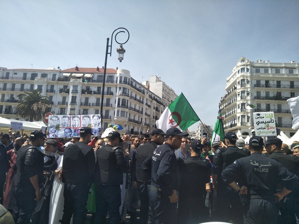 Alger, 13e vendredi à 10h50 : la foule de manifestants continue de grossir à la grande poste 