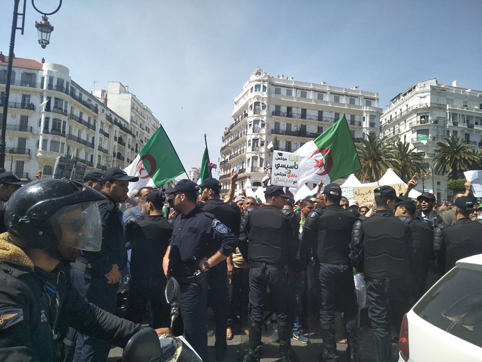 Alger, 13e vendredi à 10h50 : la foule de manifestants continue de grossir à la grande poste 