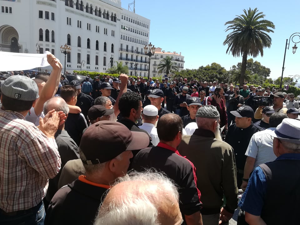 Algiers, 15th Friday of protests: the crowd begins to grow at Grand Poste. (Photo: @TSAlgerie)