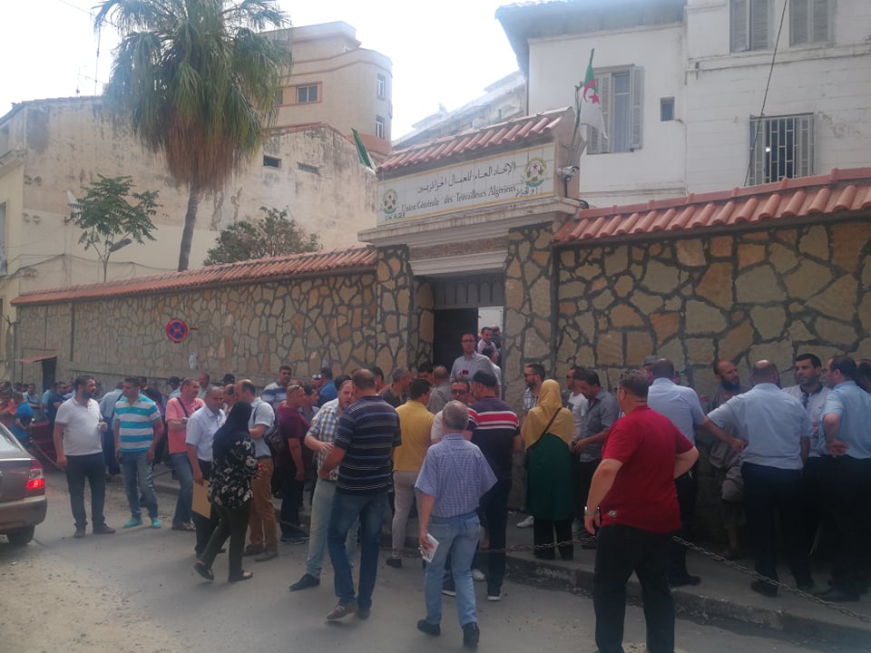 وقفة احتجاجية ضد الأمين العام الجديد للاتحاد العام للعمال الجزائريين    