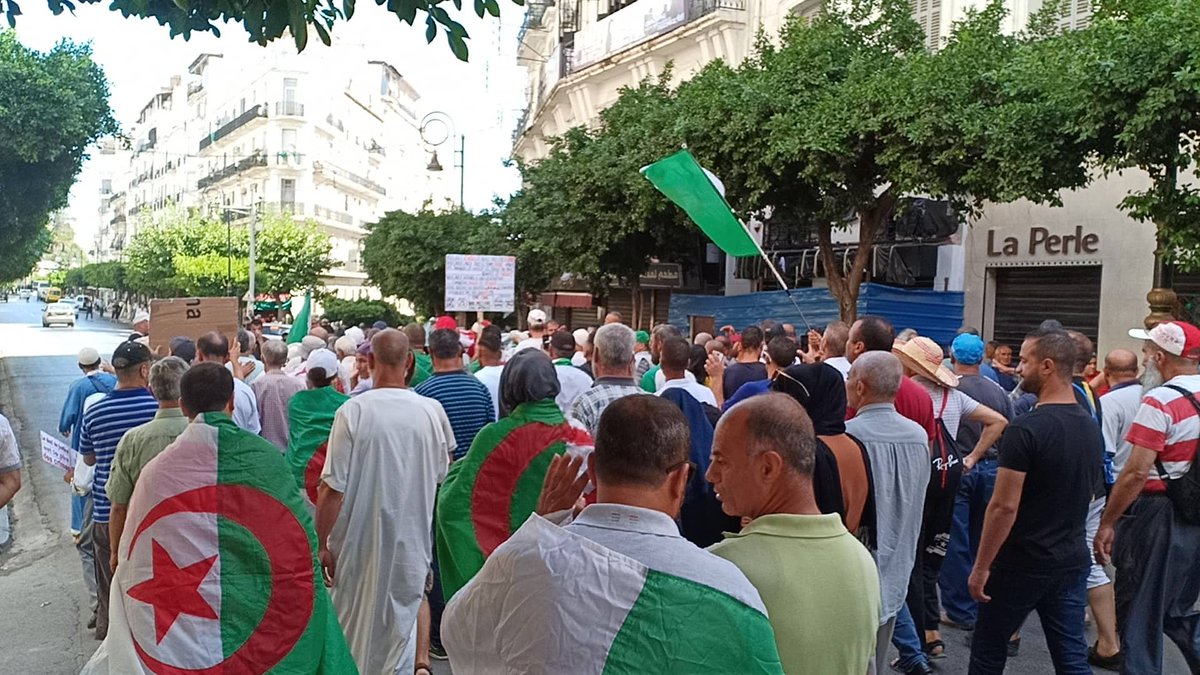 Algiers, 29th Friday: the first demonstrators march in the city center