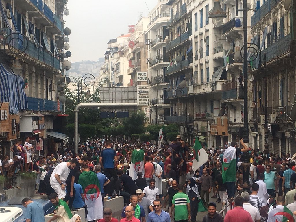 Protesters still arrive from Hassiba Ben Bouali Street towards the Grand Poste.