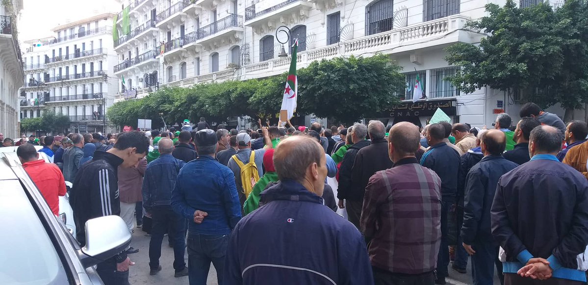 انطلاق المسيرات من عدة نقاط بالعاصمة بعد انتهاء المتظاهرين من آداء صلاة الجمعة