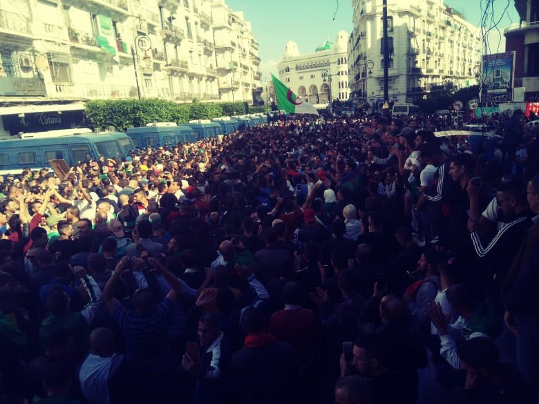 Alger: The space between the Grande Poste and the Place Audin is almost completely filled. Since 22/2, such crowds have rarely been seen before the end of the weekly prayer. (Photo: @TSAlgerie)