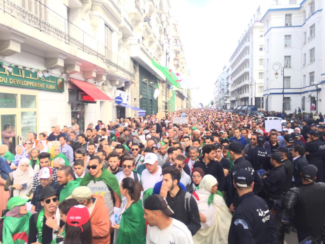 37th Tuesday: the demonstration continues in Algiers. The students are at the Place Audin. They chant: There will be no vote (Photos: @TSAlgerie)