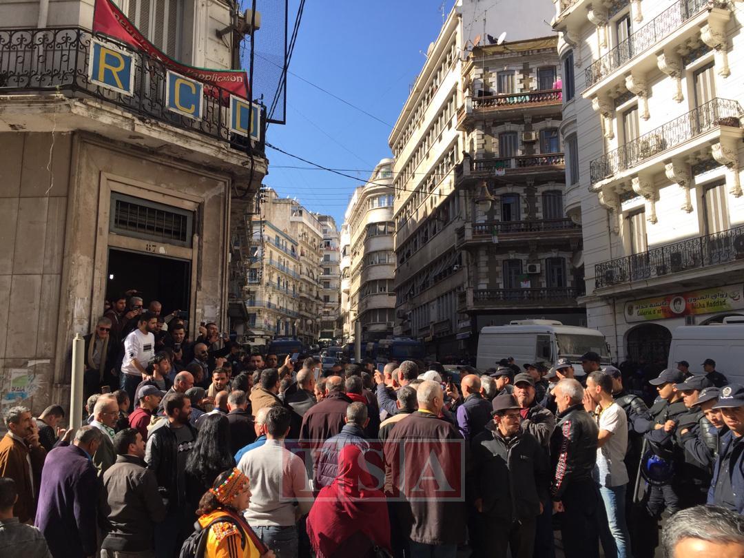 In #Algiers, several arrests are reported among the demonstrators.