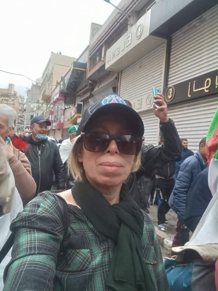 23 Décembre: Sidi Bel Abbès: Après 6 mois en prison: La brave militante du Hirak à la capitale de la Mekerra, Ryma Zaidi, a quitté la prison aujourd'hui. Pour ceux qui l'ont arrêtée et jugée et incarcérée, on ne peut dire à vous plus que:  Honte à vous mercenaires 